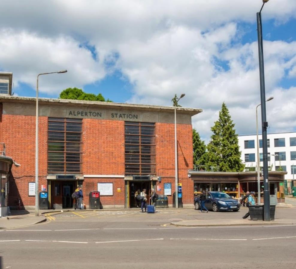 Lovely Luxury 1-Bed Apartment In Wembley London Exterior photo